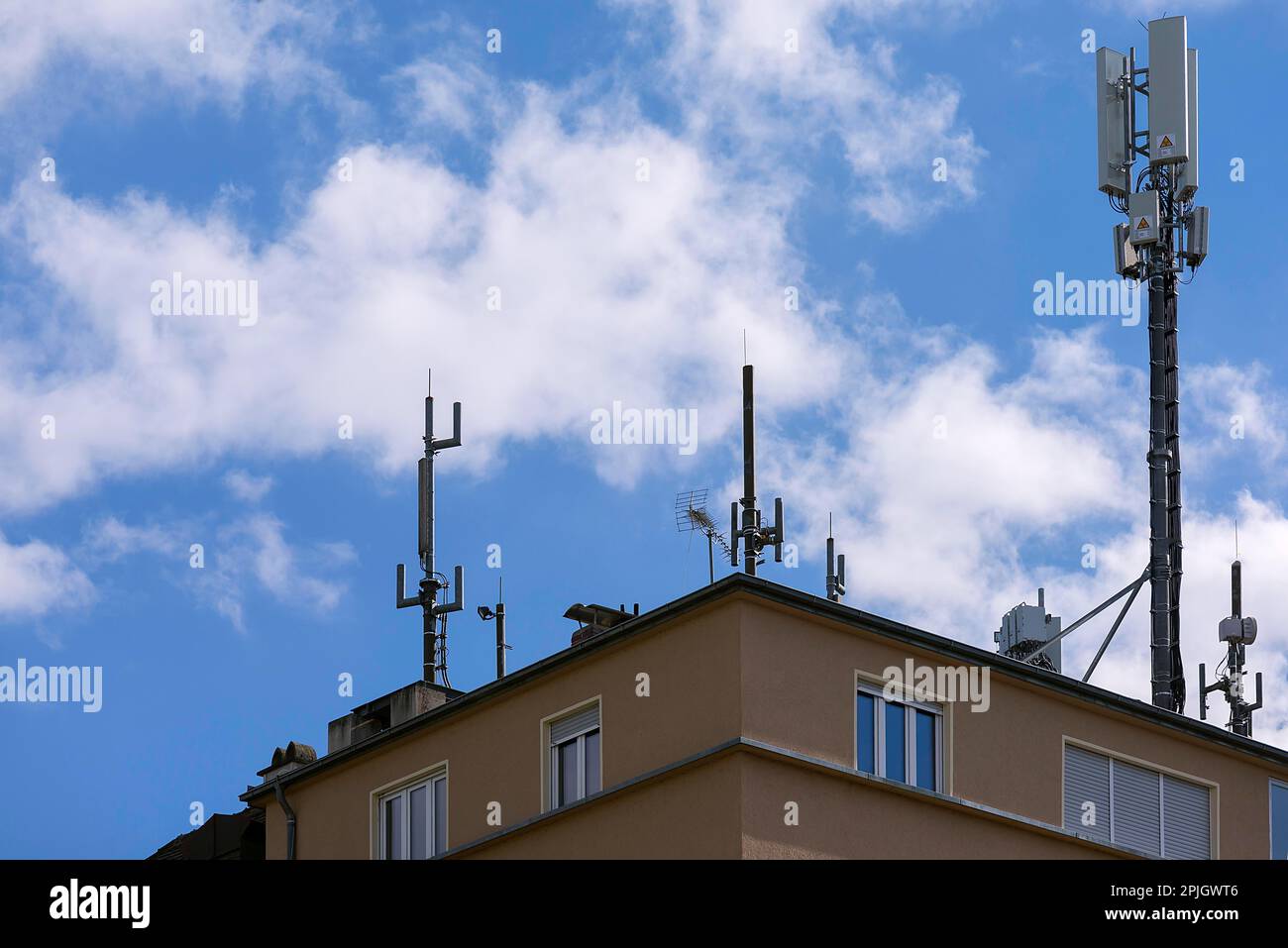 Montanti di trasmissione su un tetto piano di un edificio residenziale, Augusta, Baviera, Germania, Europa Foto Stock