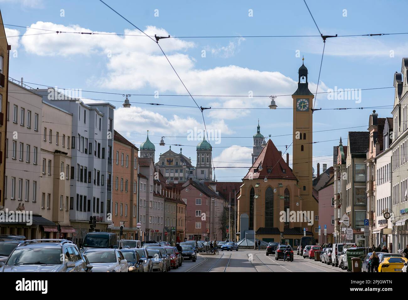 Vista della città vecchia con la chiesa e le torri del municipio, Augusta, Baviera, Germania, Europa Foto Stock