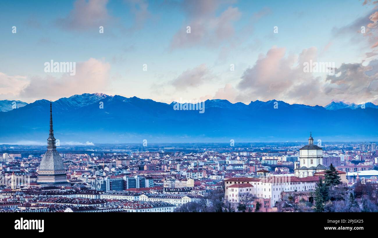 TORINO, ITALIA - CIRCA 2020 AGOSTO: Vista panoramica con skyline al tramonto. Meravigliose montagne di Alpi sullo sfondo Foto Stock