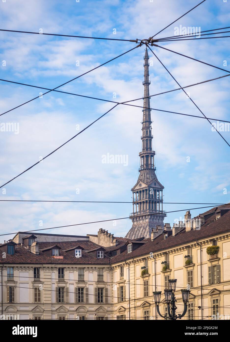 Vista la Mole Antonelliana, il principale punto di riferimento della città di Torino, da Piazza Vittorio Veneto (Piazza Vittorio Veneto), uno dei più eleganti in piazza Foto Stock