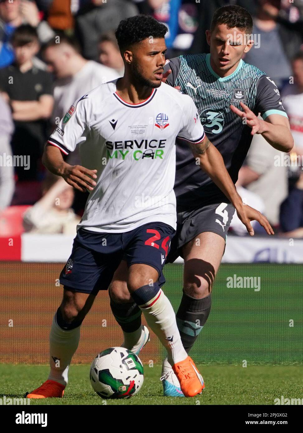 LONDRA, INGHILTERRA - 02 APRILE: Elias Kachunga di Bolton e Jordan Houghton di Plymouth combattono per la palla durante la finale del Papa John’s Trophy al Wembley Stadium il 2 aprile 2023 a Londra, Inghilterra. (Foto di Dylan Hepworth/MB Media) Foto Stock