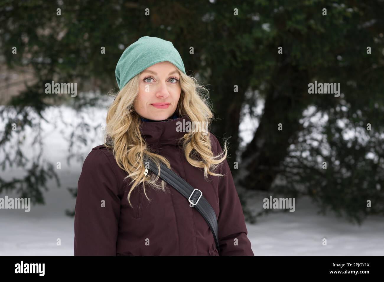 Donna bionda che indossa caldo inverno moda e cappello di lana Foto Stock