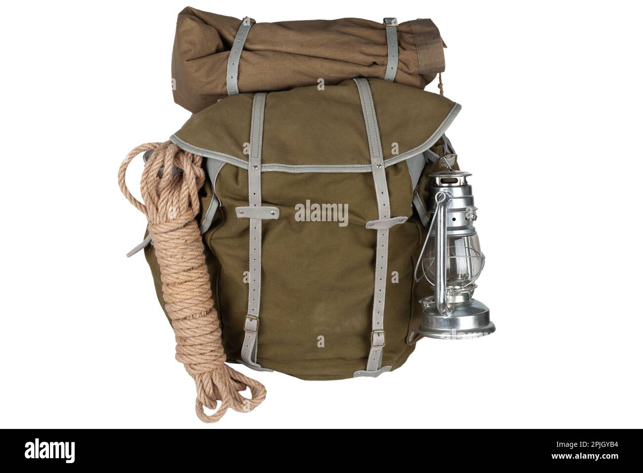 Zaino antico vintage con corda e lanterna a gas isolato su sfondo bianco Foto Stock