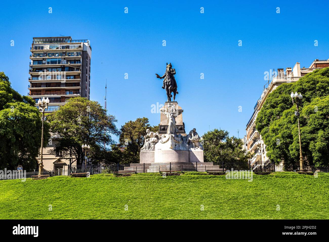Statua Bartolome Mitre a Plaza Mitre, Piazza Mitre a Buenos Aires, Argentina il Monumento Mitre nel quartiere Recoleta onora l'ex argentino Foto Stock