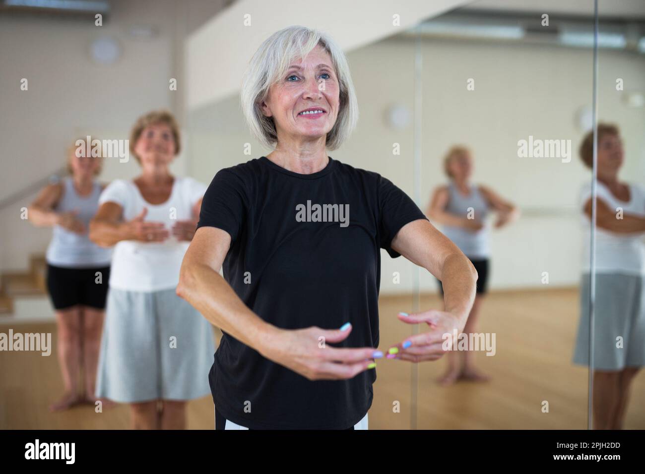 Donne anziane che ballano nella sala fitness Foto stock - Alamy