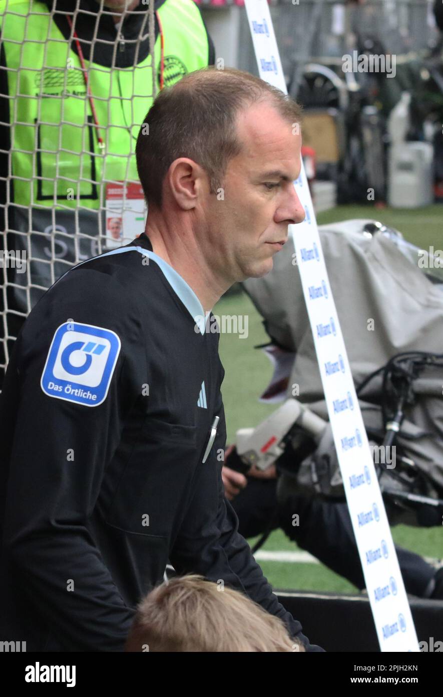 MONACO, Germania. , . Arbitro; Marco FRITZ durante la partita di calcio della Bundesliga tra il FC Bayern Muenchen e il BVB Dortmund all'Allianz Arena di Monaco il 1. Aprile 2023, Germania. DFL, Fussball, 4:2 (Foto e copyright @ ATP images/Arthur THILL (THILL Arthur/ATP/SPP) Credit: SPP Sport Press Photo. /Alamy Live News Foto Stock