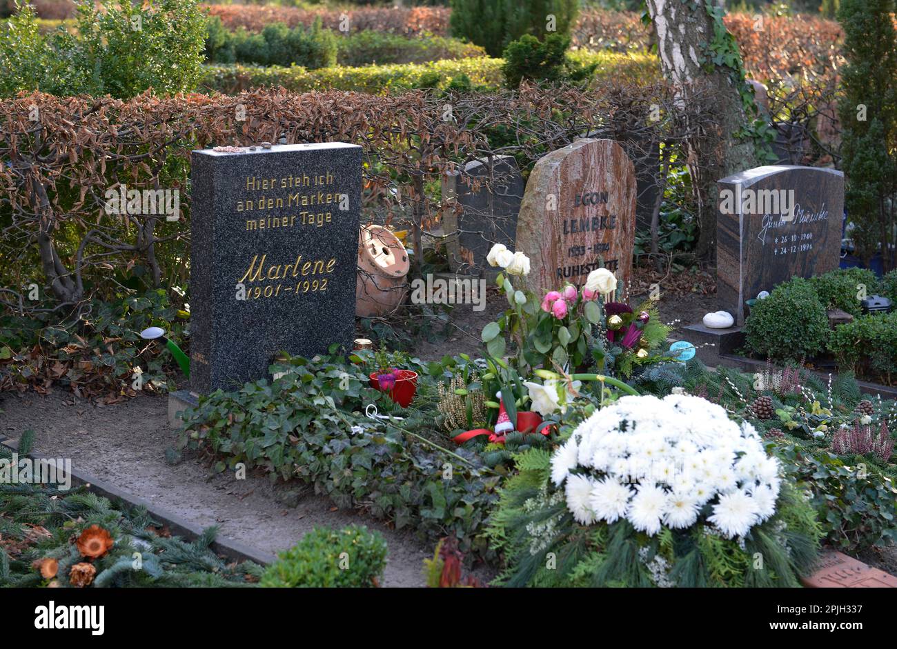 Tomba, Marlene Dietrich, Cimitero, Stubenrauchstrasse, Schoeneberg, Berlino, Germania Foto Stock