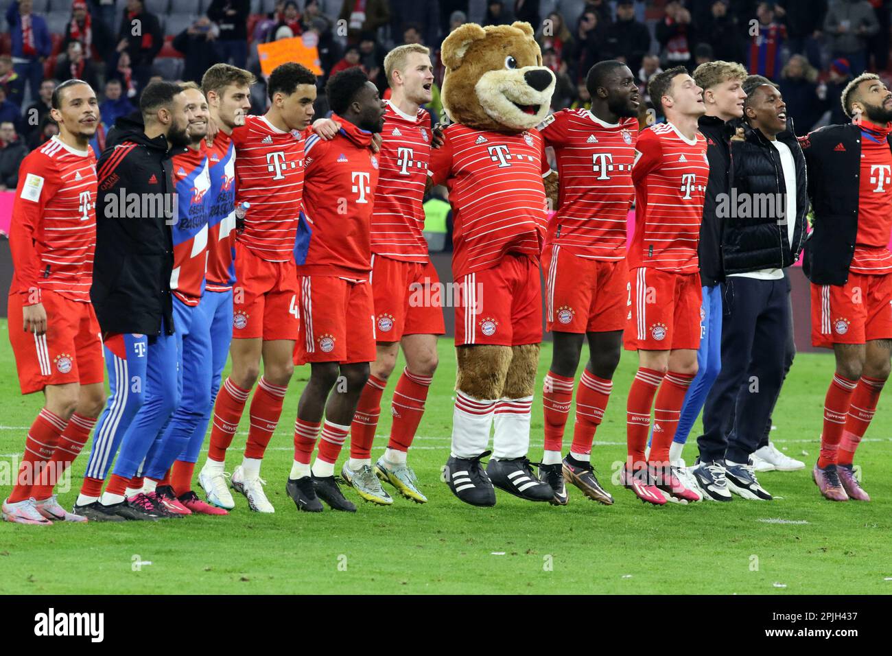 MONACO di BAVIERA, Germania - 01. 2023 APRILE: I giocatori di FcBayern festeggiano la vittoria 4:2 sul rivale più duro della Bundesliga. 27 Yann SOMMER, FCB Keeper, 2 Dayot UPAMECANO, 4 Matthijs de LIGT, 5 Benjamin PAVARD, 6 Joshua KIMMICH, 8 Leon GORETZKA, 10 Leroy SANƒ, Sane, 11 Kingsley COMAN, 13 Eric Maxim CHOUPO-MOTING, 19 Alphonso DAVIES, 25 Thomas MUELLER, MŸller, 7 Serge GNABRY, 17 Sadio MANƒ, Mane, 22 Joao CANCELO, 38 Ryan GRAVENBERCH, 42 Jamal MUSIALA, Dopo la partita di calcio della Bundesliga tra il Bayern Muenchen e il BVB Dortmund all'Allianz Arena di Monaco il 1. Aprile 2023, Germania. DFL, fu Foto Stock