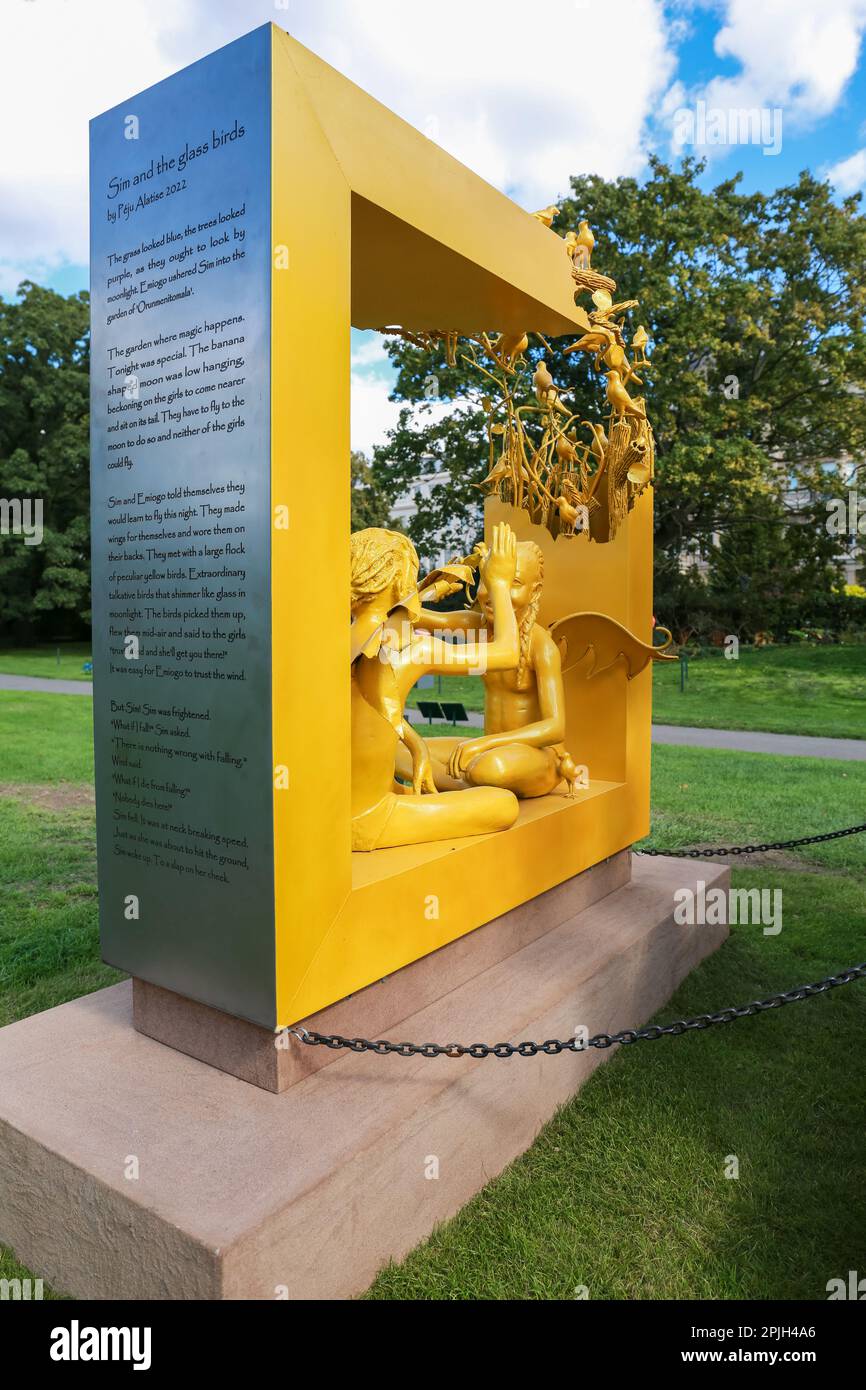 Londra, Regno Unito. 16 settembre 2022. Frieze scultura 2022 mostra al Regent's Park. "SIM e gli uccelli di vetro giallo" dell'artista Péju Alatise. © Waldemar Sikora Foto Stock