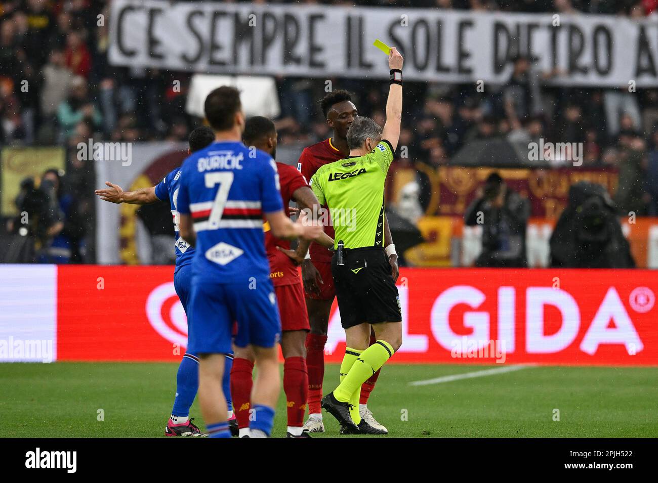 L'arbitro Massimiliano Irrati mostra il cartellino giallo al Tammy Abraham di AS Roma durante la partita di calcio, Stadio Olimpico, Roma contro Sampdoria, 2 Apr 2023 (Photo by AllShotLive/Sipa USA) Credit: Sipa USA/Alamy Live News Foto Stock