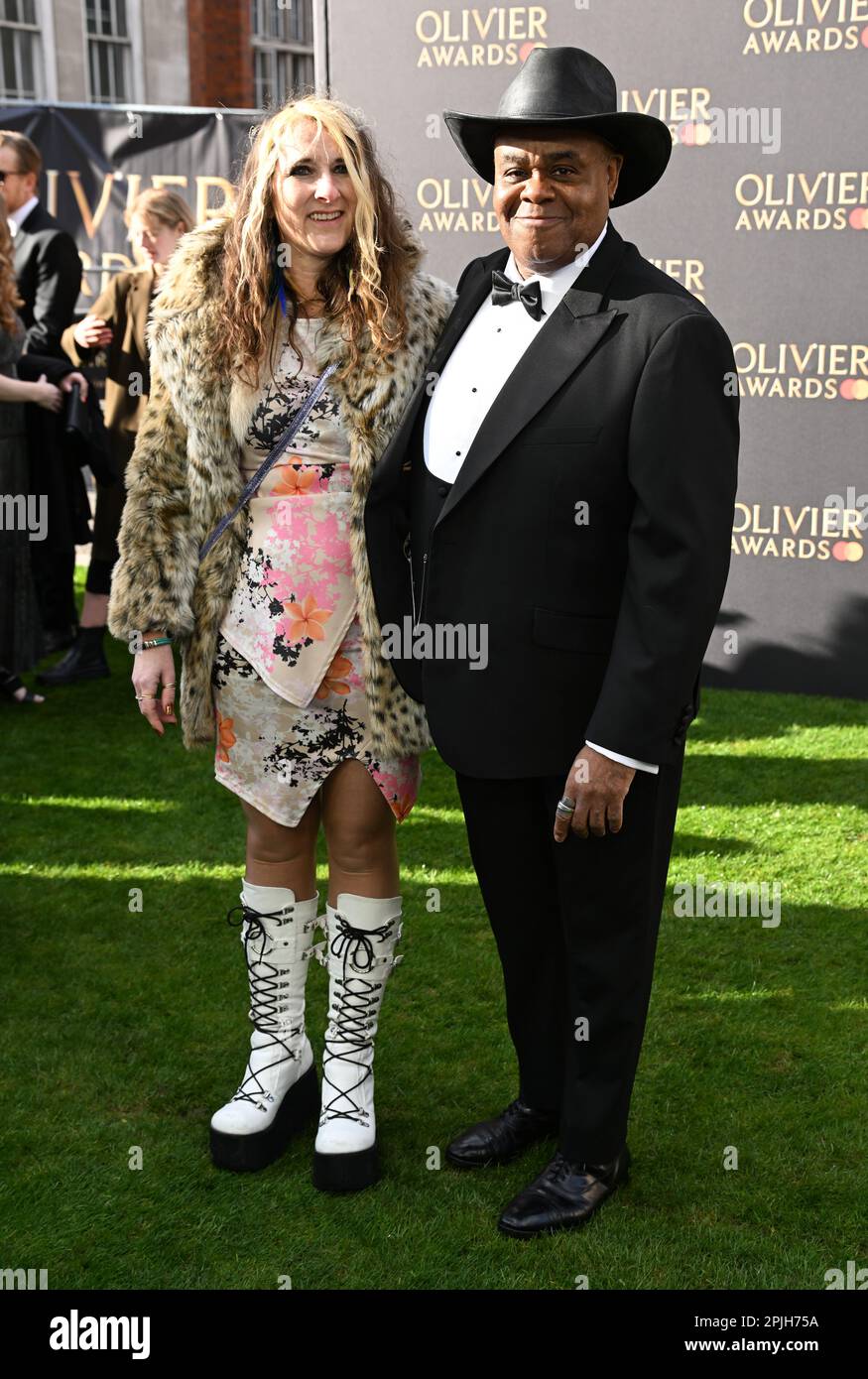 Londra, Regno Unito. 02nd Apr, 2023. Londra, Regno Unito. Aprile 2nd, 2023. Clive Rowe e Sally Greene arrivano all'Olivier Awards 2023, Royal Albert Hall, Londra. Credit: Doug Peters/Alamy Live News Foto Stock