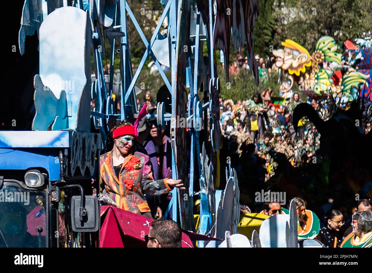 Le carnaval d'Aix-en-Provence est connu pour ses défilés colorés et animés, qui mettent en vedette des groupes de carnavaliers costumés et des chars décorés. Les participants se promènent dans les rues de la ville en dansant et en jouant de la musique, créant une ambiance festive et joyeuse. Foto Stock