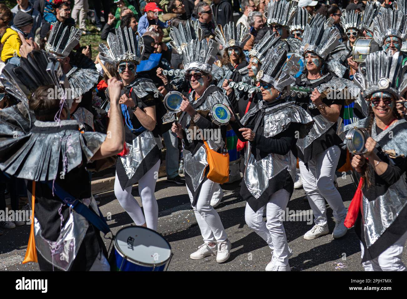 Le carnaval d'Aix-en-Provence est connu pour ses défilés colorés et animés, qui mettent en vedette des groupes de carnavaliers costumés et des chars décorés. Les participants se promènent dans les rues de la ville en dansant et en jouant de la musique, créant une ambiance festive et joyeuse. Foto Stock
