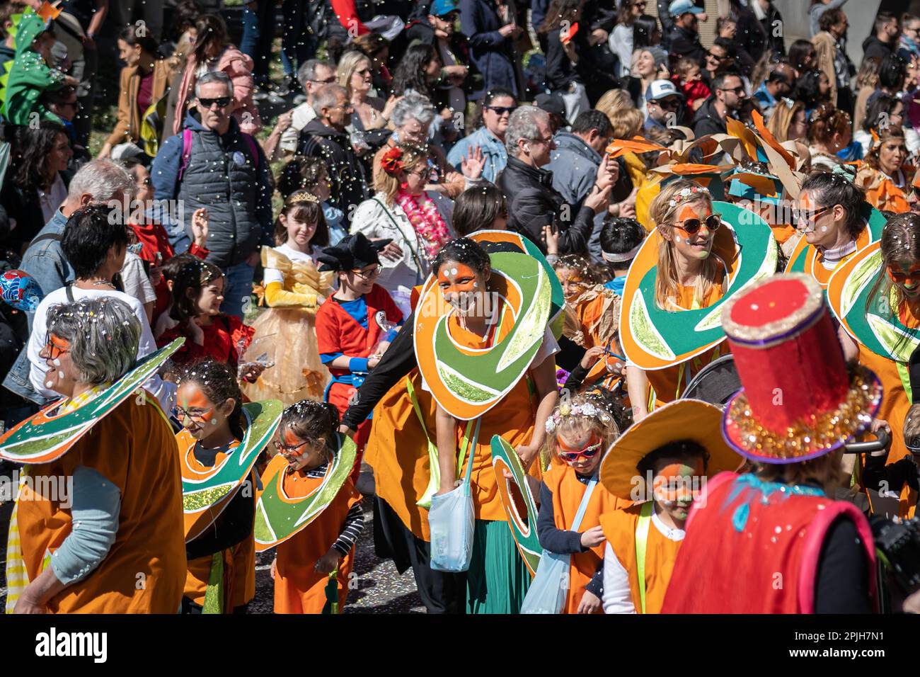 Le carnaval d'Aix-en-Provence est connu pour ses défilés colorés et animés, qui mettent en vedette des groupes de carnavaliers costumés et des chars décorés. Les participants se promènent dans les rues de la ville en dansant et en jouant de la musique, créant une ambiance festive et joyeuse. Foto Stock