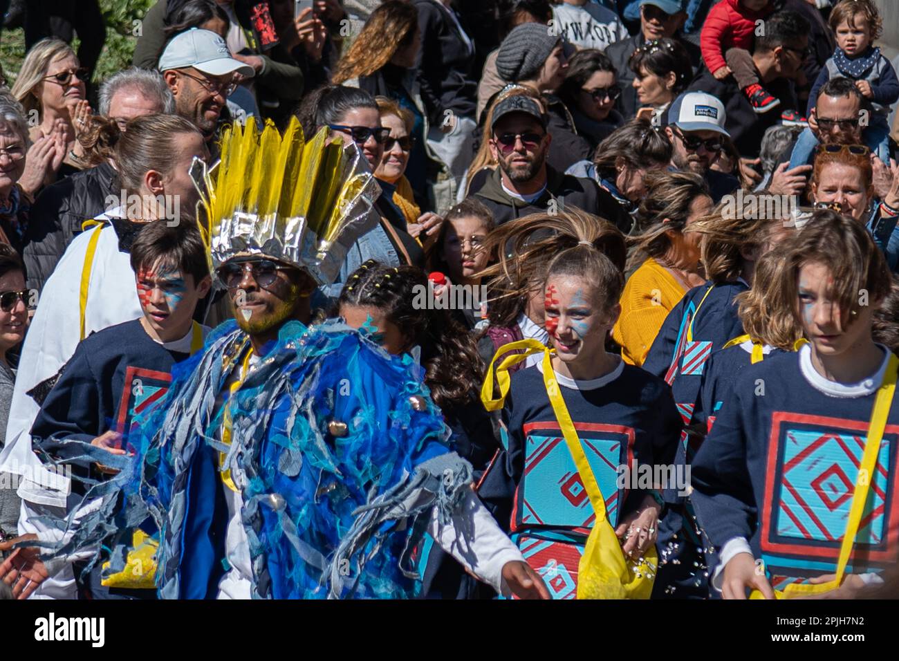 Le carnaval d'Aix-en-Provence est connu pour ses défilés colorés et animés, qui mettent en vedette des groupes de carnavaliers costumés et des chars décorés. Les participants se promènent dans les rues de la ville en dansant et en jouant de la musique, créant une ambiance festive et joyeuse. Foto Stock