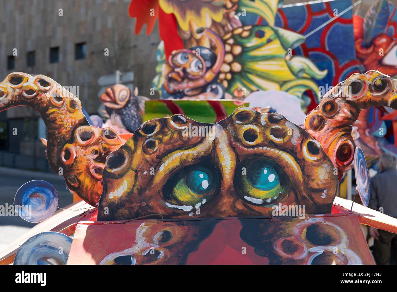 Le carnaval d'Aix-en-Provence est connu pour ses défilés colorés et animés, qui mettent en vedette des groupes de carnavaliers costumés et des chars décorés. Les participants se promènent dans les rues de la ville en dansant et en jouant de la musique, créant une ambiance festive et joyeuse. Foto Stock
