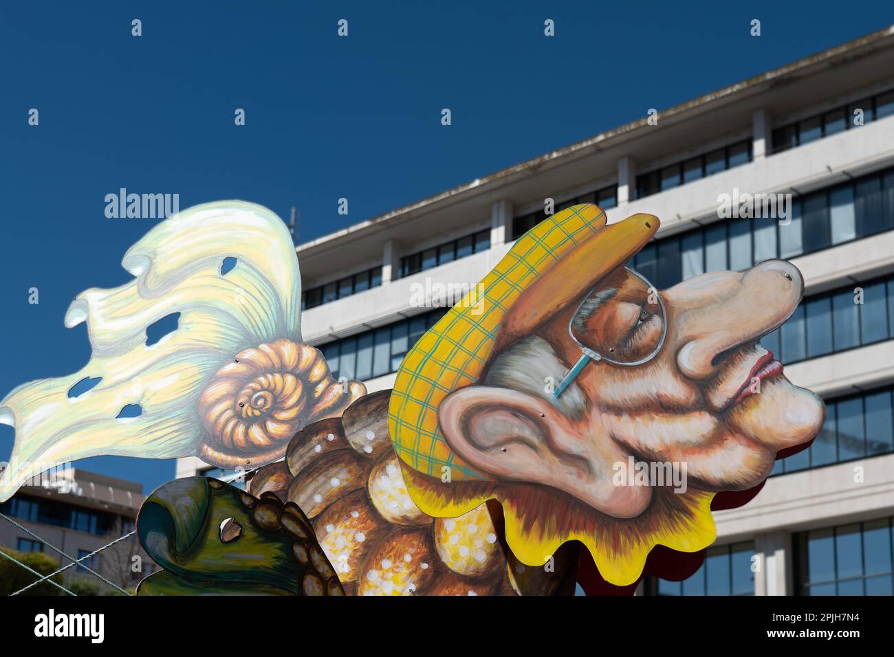 Le carnaval d'Aix-en-Provence est connu pour ses défilés colorés et animés, qui mettent en vedette des groupes de carnavaliers costumés et des chars décorés. Les participants se promènent dans les rues de la ville en dansant et en jouant de la musique, créant une ambiance festive et joyeuse. Foto Stock