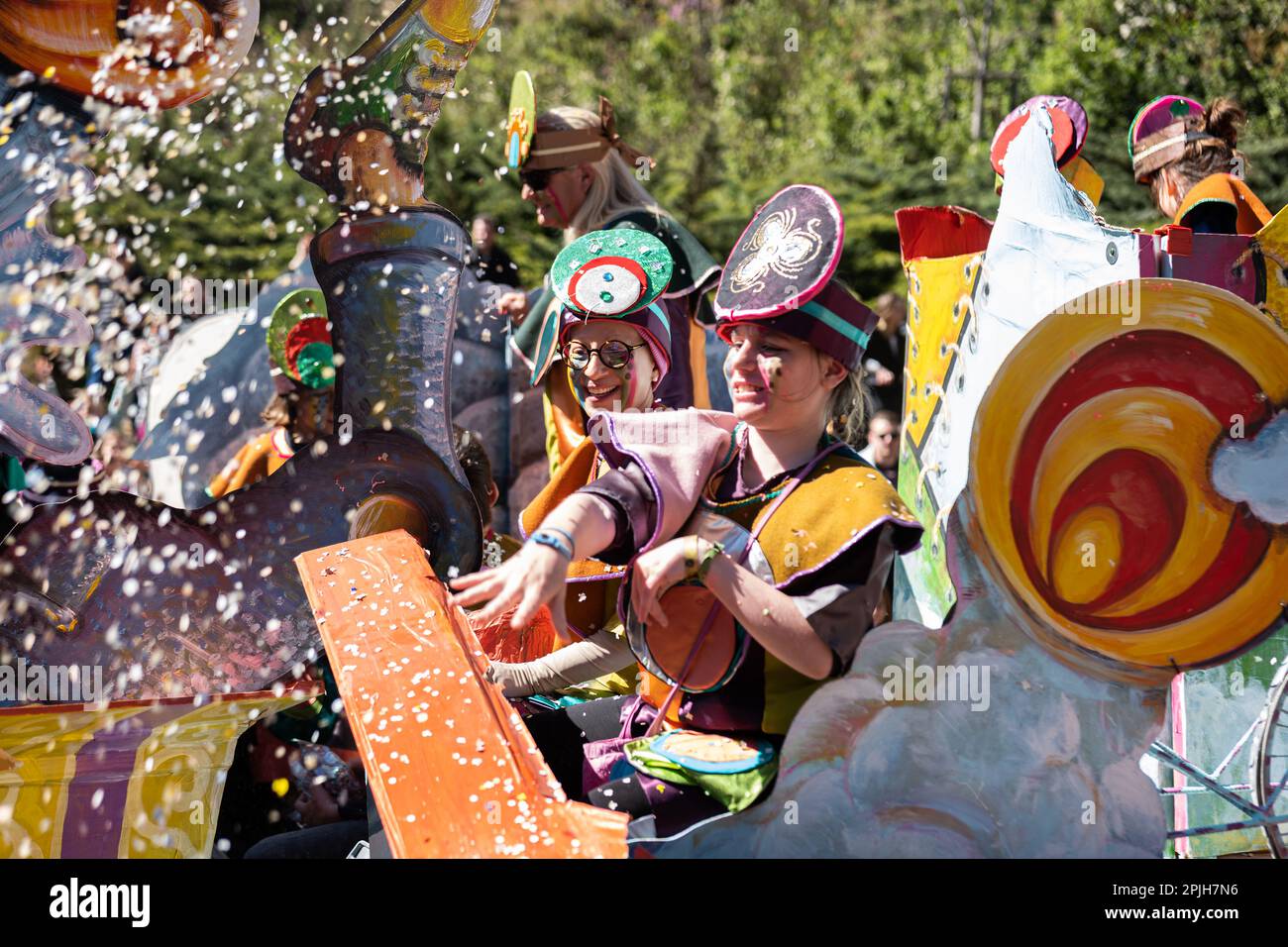 Le carnaval d'Aix-en-Provence est connu pour ses défilés colorés et animés, qui mettent en vedette des groupes de carnavaliers costumés et des chars décorés. Les participants se promènent dans les rues de la ville en dansant et en jouant de la musique, créant une ambiance festive et joyeuse. Foto Stock