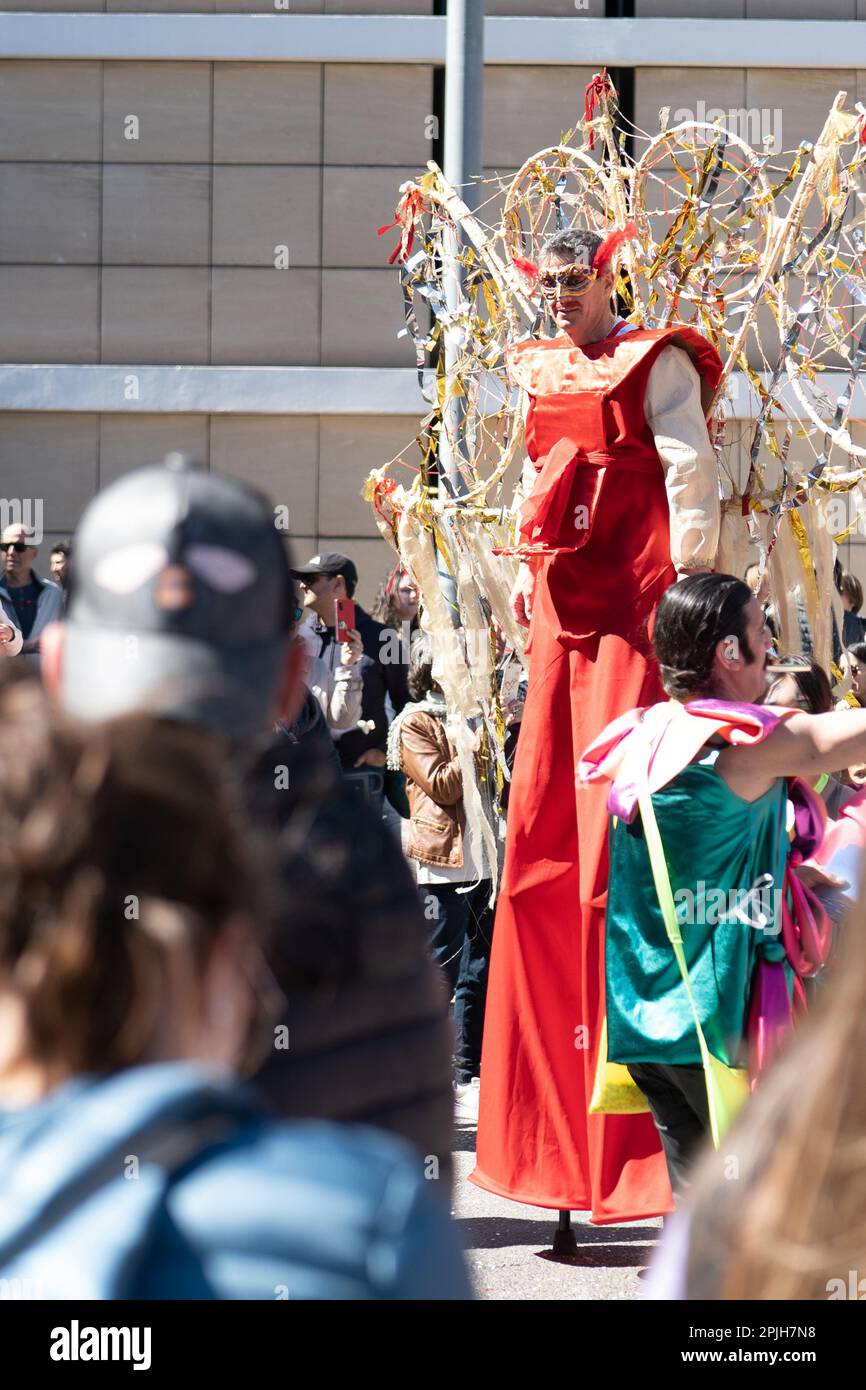 Le carnaval d'Aix-en-Provence est connu pour ses défilés colorés et animés, qui mettent en vedette des groupes de carnavaliers costumés et des chars décorés. Les participants se promènent dans les rues de la ville en dansant et en jouant de la musique, créant une ambiance festive et joyeuse. Foto Stock