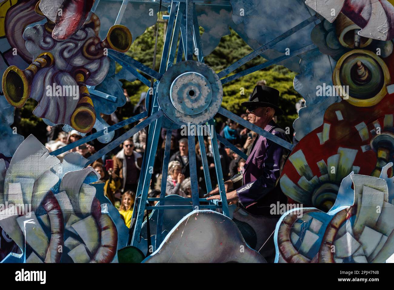 Le carnaval d'Aix-en-Provence est connu pour ses défilés colorés et animés, qui mettent en vedette des groupes de carnavaliers costumés et des chars décorés. Les participants se promènent dans les rues de la ville en dansant et en jouant de la musique, créant une ambiance festive et joyeuse. Foto Stock