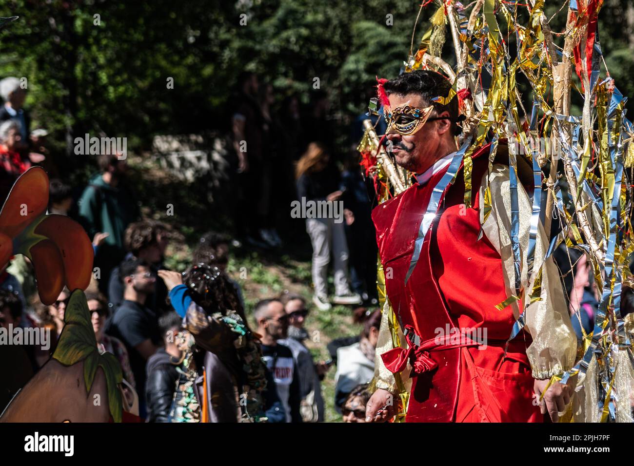 Le carnaval d'Aix-en-Provence est connu pour ses défilés colorés et animés, qui mettent en vedette des groupes de carnavaliers costumés et des chars décorés. Les participants se promènent dans les rues de la ville en dansant et en jouant de la musique, créant une ambiance festive et joyeuse. Foto Stock