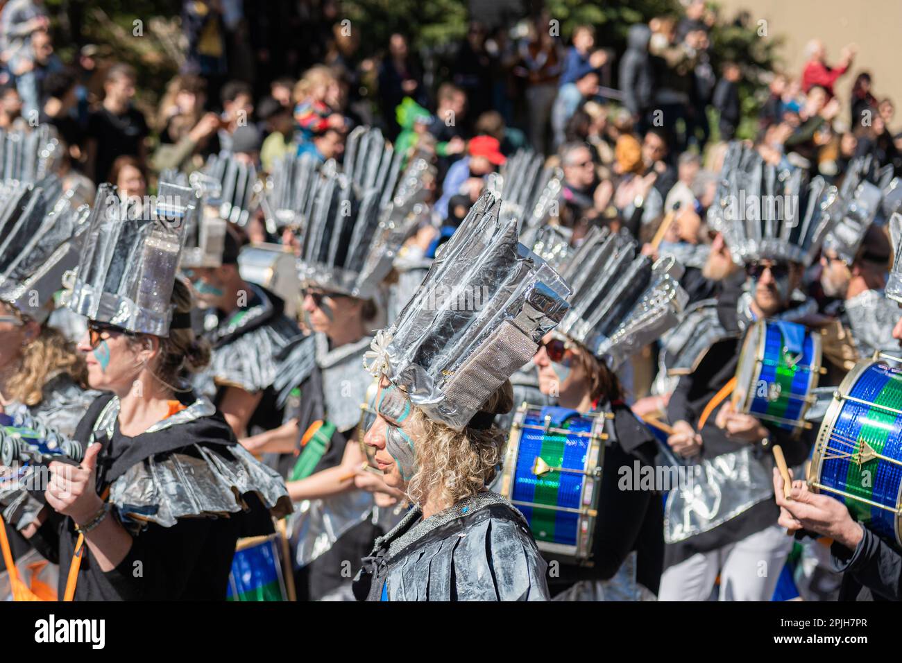 Le carnaval d'Aix-en-Provence est connu pour ses défilés colorés et animés, qui mettent en vedette des groupes de carnavaliers costumés et des chars décorés. Les participants se promènent dans les rues de la ville en dansant et en jouant de la musique, créant une ambiance festive et joyeuse. Foto Stock