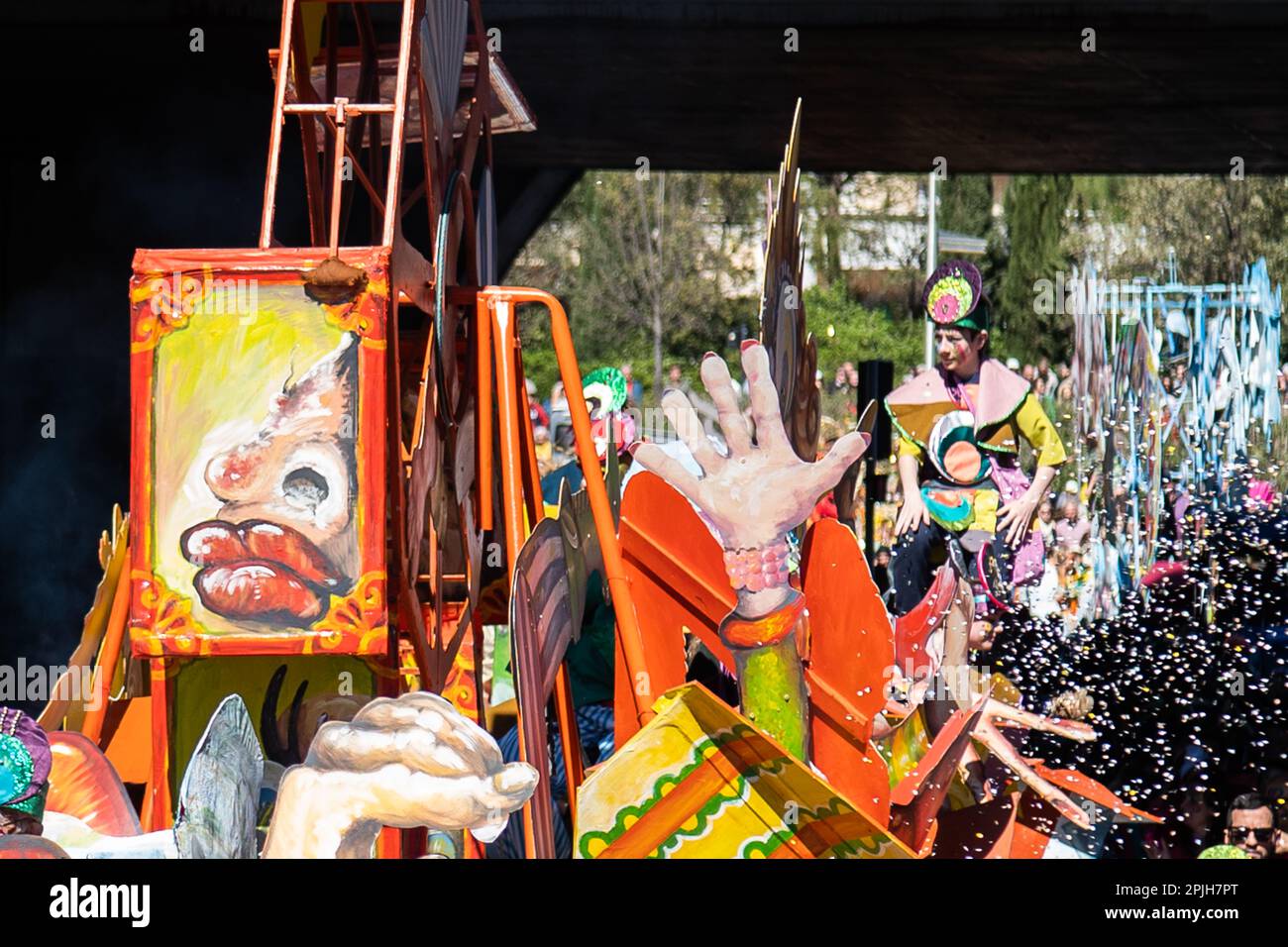Le carnaval d'Aix-en-Provence est connu pour ses défilés colorés et animés, qui mettent en vedette des groupes de carnavaliers costumés et des chars décorés. Les participants se promènent dans les rues de la ville en dansant et en jouant de la musique, créant une ambiance festive et joyeuse. Foto Stock