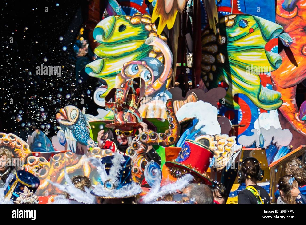 Le carnaval d'Aix-en-Provence est connu pour ses défilés colorés et animés, qui mettent en vedette des groupes de carnavaliers costumés et des chars décorés. Les participants se promènent dans les rues de la ville en dansant et en jouant de la musique, créant une ambiance festive et joyeuse. Foto Stock