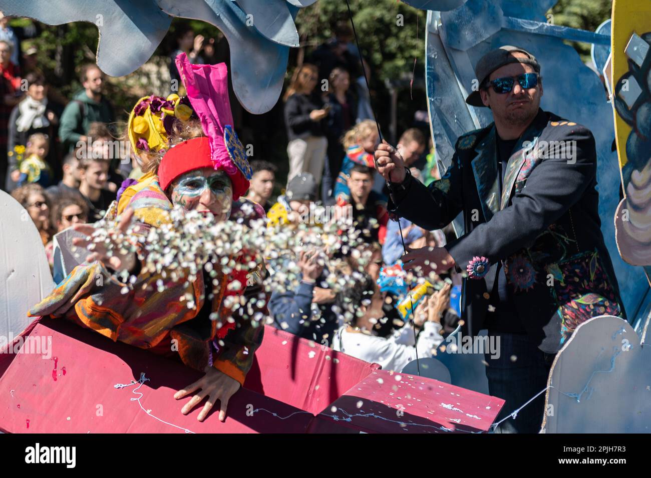 Le carnaval d'Aix-en-Provence est connu pour ses défilés colorés et animés, qui mettent en vedette des groupes de carnavaliers costumés et des chars décorés. Les participants se promènent dans les rues de la ville en dansant et en jouant de la musique, créant une ambiance festive et joyeuse. Foto Stock