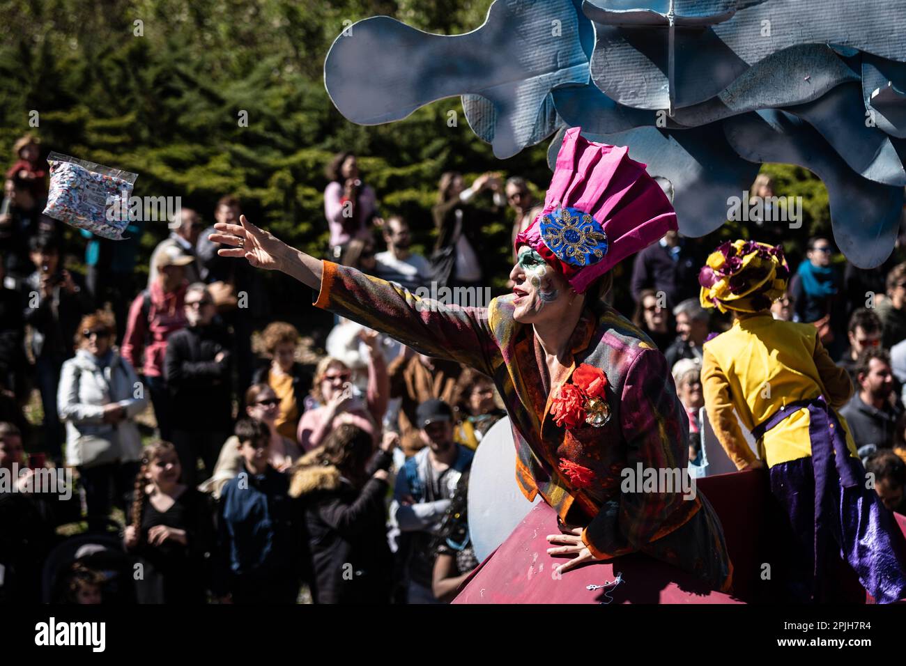 Le carnaval d'Aix-en-Provence est connu pour ses défilés colorés et animés, qui mettent en vedette des groupes de carnavaliers costumés et des chars décorés. Les participants se promènent dans les rues de la ville en dansant et en jouant de la musique, créant une ambiance festive et joyeuse. Foto Stock