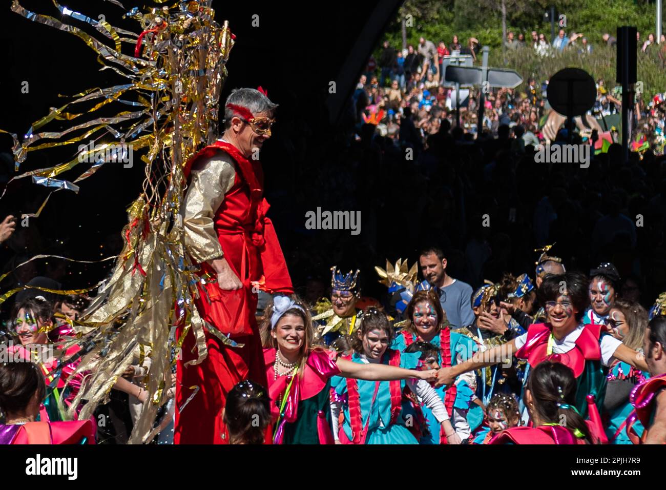 Le carnaval d'Aix-en-Provence est connu pour ses défilés colorés et animés, qui mettent en vedette des groupes de carnavaliers costumés et des chars décorés. Les participants se promènent dans les rues de la ville en dansant et en jouant de la musique, créant une ambiance festive et joyeuse. Foto Stock