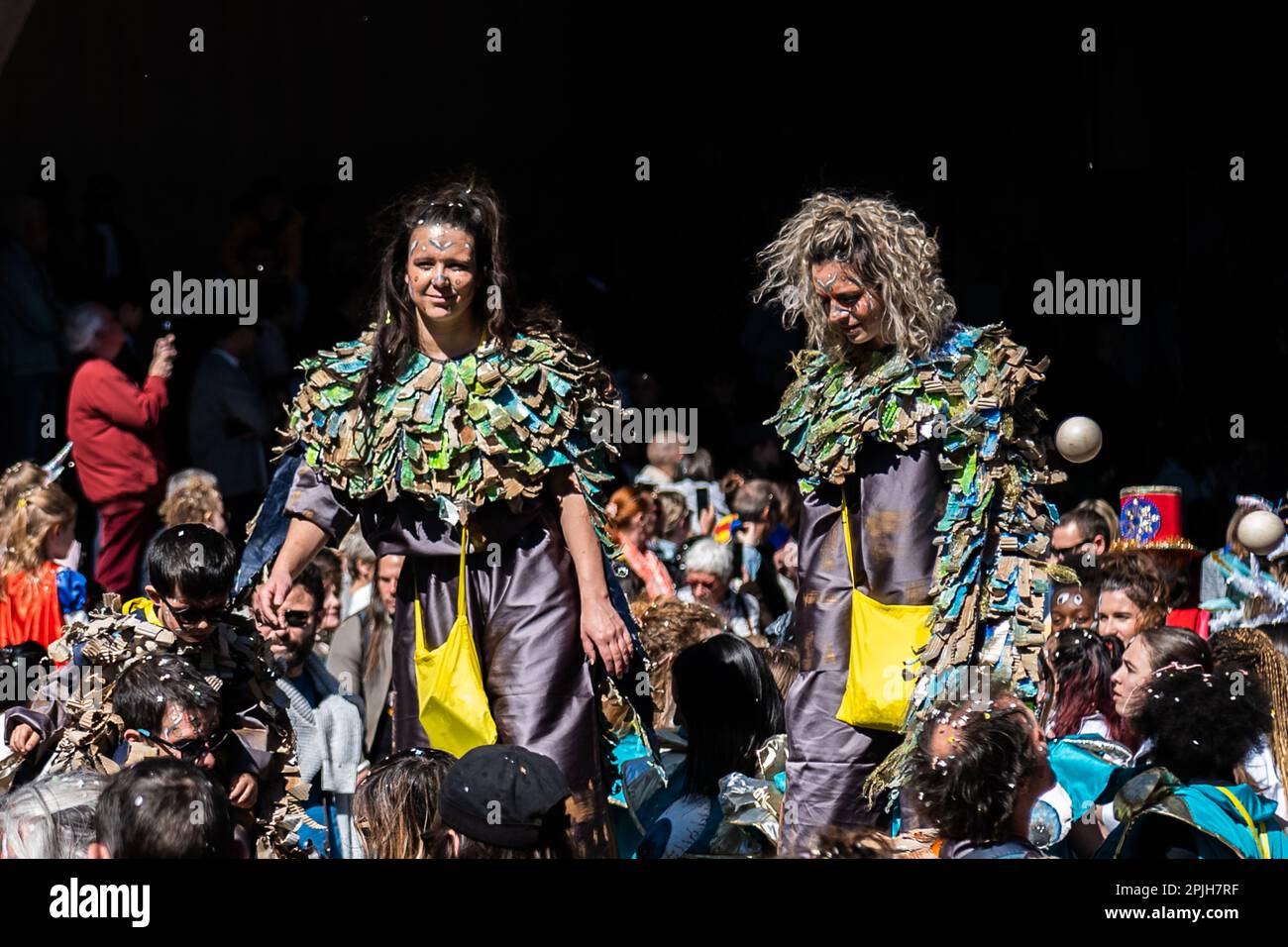 Le carnaval d'Aix-en-Provence est connu pour ses défilés colorés et animés, qui mettent en vedette des groupes de carnavaliers costumés et des chars décorés. Les participants se promènent dans les rues de la ville en dansant et en jouant de la musique, créant une ambiance festive et joyeuse. Foto Stock