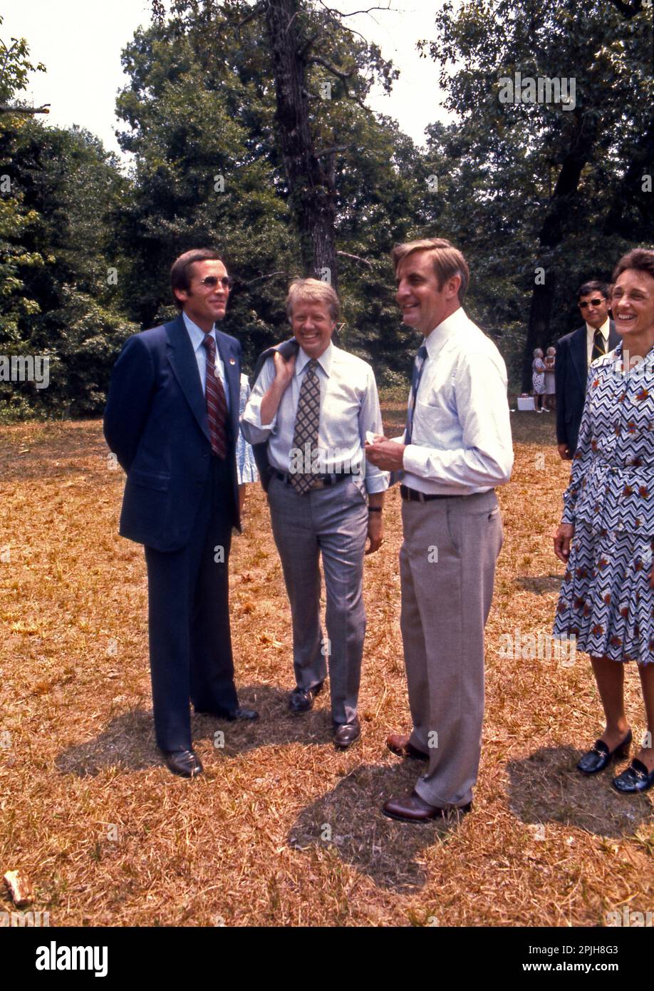 Dopo una domenica servizio di chiesa in pianura, Georgia il presidente Jimmy Carter, Vice Presidente Walter Mondale e moglie Joan parla con noi servizio segreto agente Charles Zboril (sinistra) del carter di protezione di piombo agente. Zboril era un giovane agente pianificato per essere sul retro del Presidente John F. Kennedy limousine su il giorno in cui è stato assassinato a Dallas, Texas.- per la licenza di questa immagine, fare clic sul carrello di seguito - Foto Stock