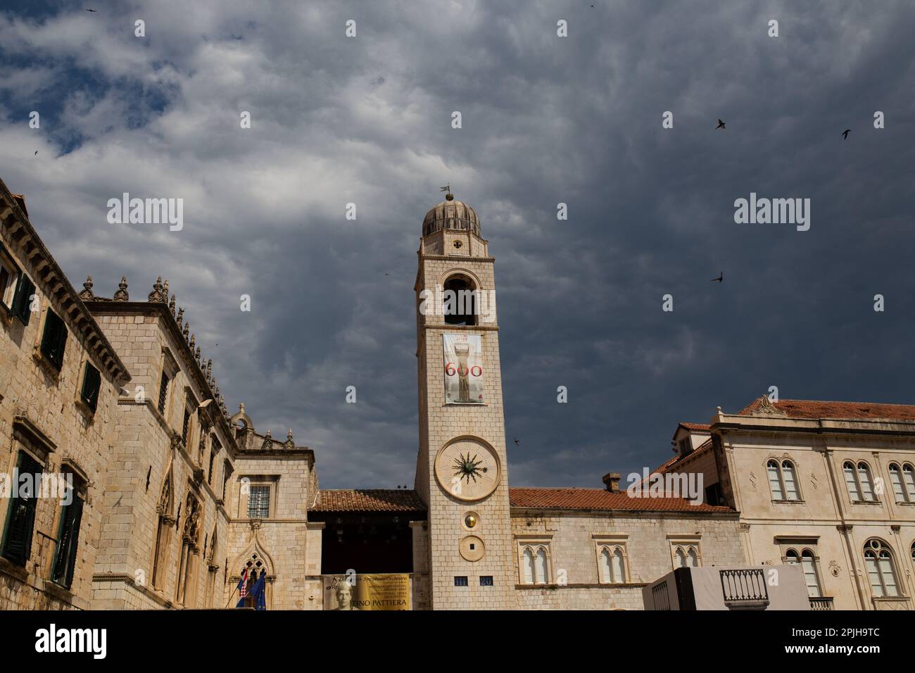 La torre dell'orologio nella città storica di Dubrovnik, Croazia Foto Stock