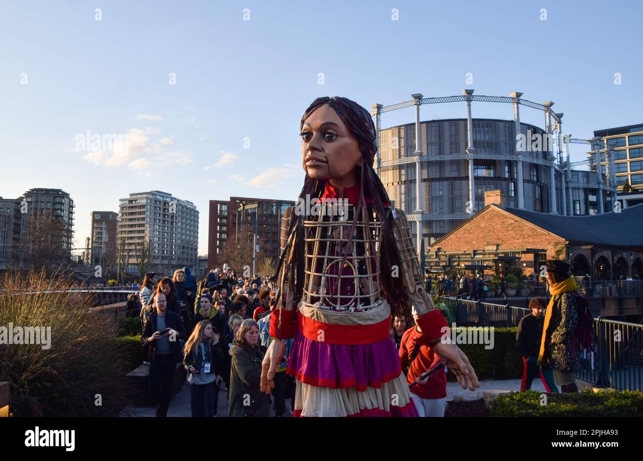 Londra, Regno Unito. 2nd aprile 2023. Little Amal, il burattino alto 3,5 metri di una ragazza rifugiata siriana di 10 anni, visita Granary Square a King's Cross. Foto Stock