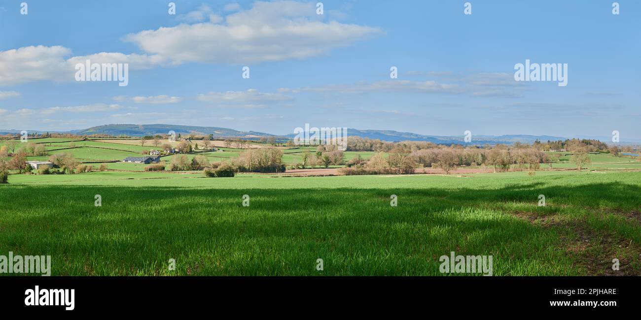 Immagine panoramica della campagna inglese con nuvole nel cielo blu Foto Stock