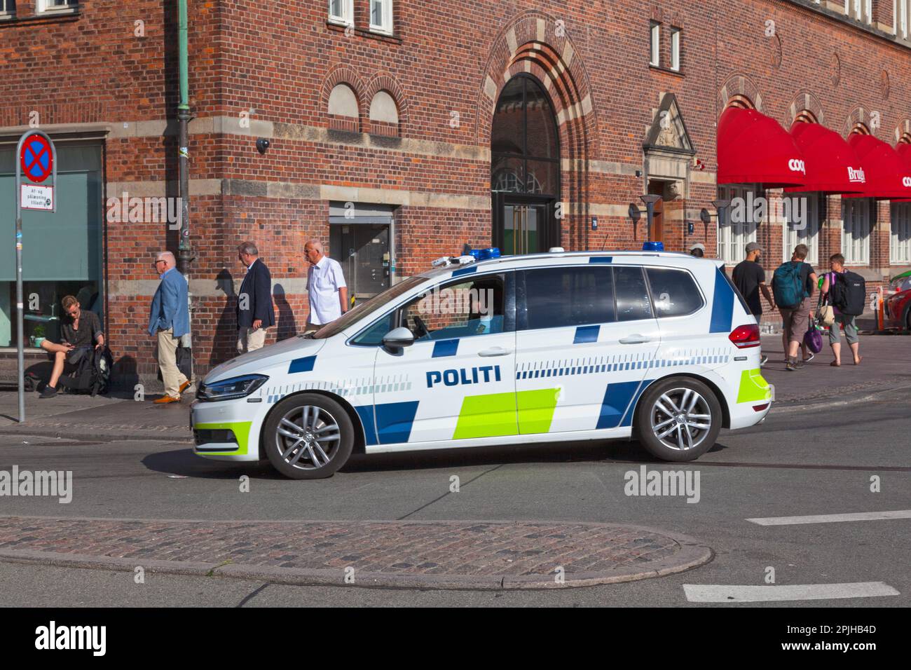 Copenaghen, Danimarca - Giugno 28 2019: Auto di polizia pattugliando le strade nel centro della città. Foto Stock