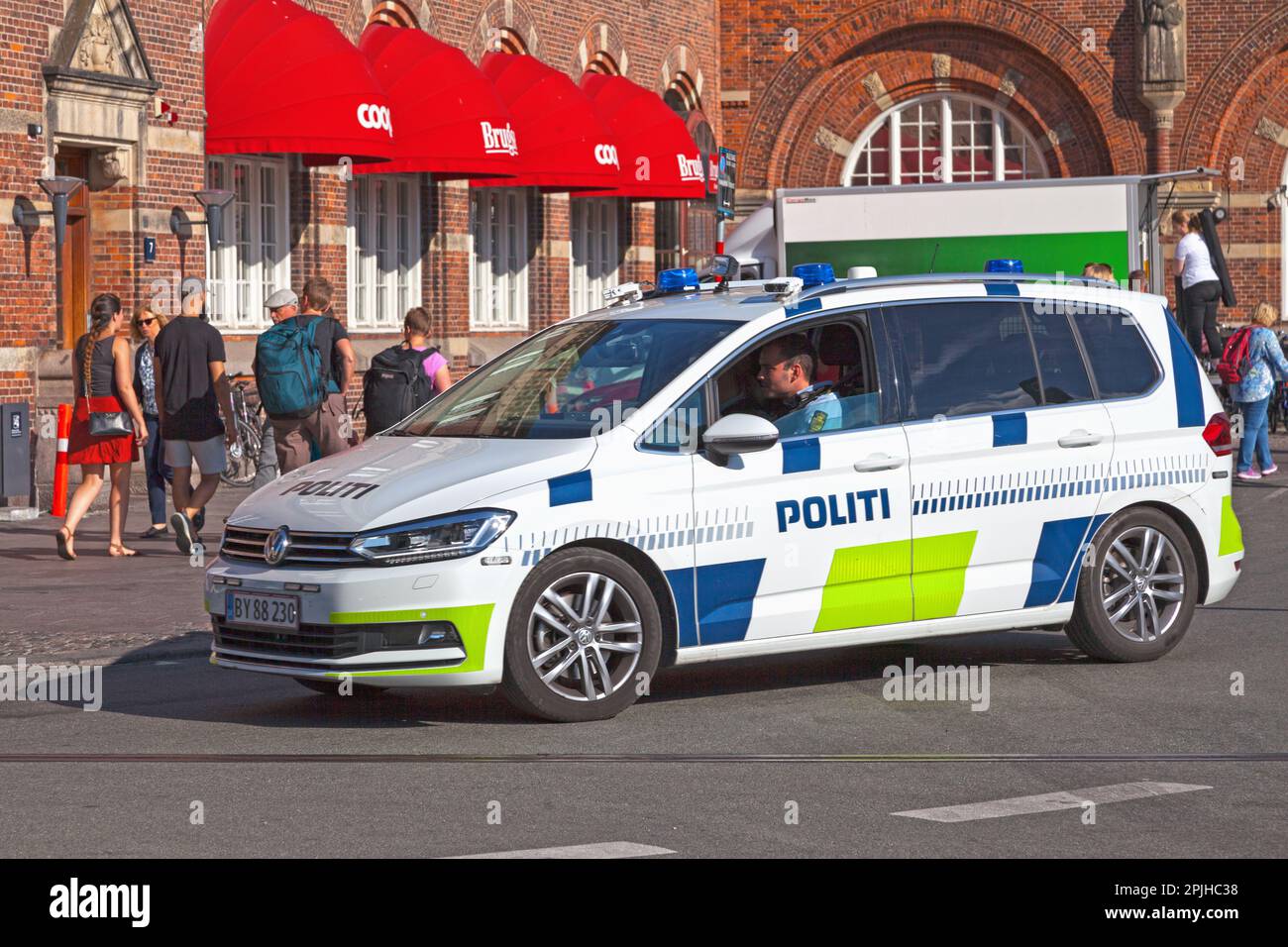 Copenaghen, Danimarca - Giugno 28 2019: Auto di polizia pattugliando le strade nel centro della città. Foto Stock