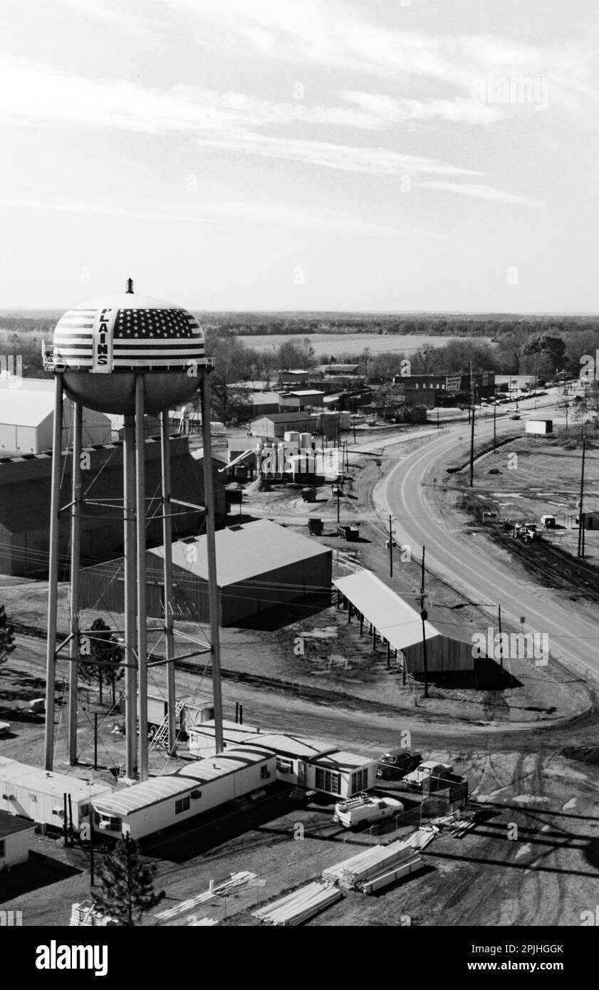 Fotografia aerea di Plains, Georgia nel 1976, quando Jimmy carter vince le elezioni presidenziali americane. Carter Warehouse e un trailer - basato centro di trasmissione - soprannominato TV City - si trova sotto la torre dell'acqua rossa, bianca e blu. Foto Stock