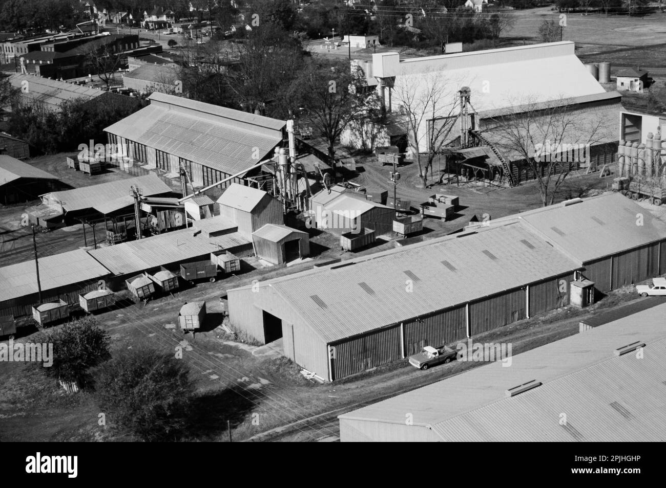 Fotografia aerea di Plains, Georgia nel 1976, quando Jimmy carter vince le elezioni presidenziali americane. Carter Warehouse e un trailer - basato centro di trasmissione - soprannominato TV City - si trova sotto la torre dell'acqua rossa, bianca e blu. Foto Stock