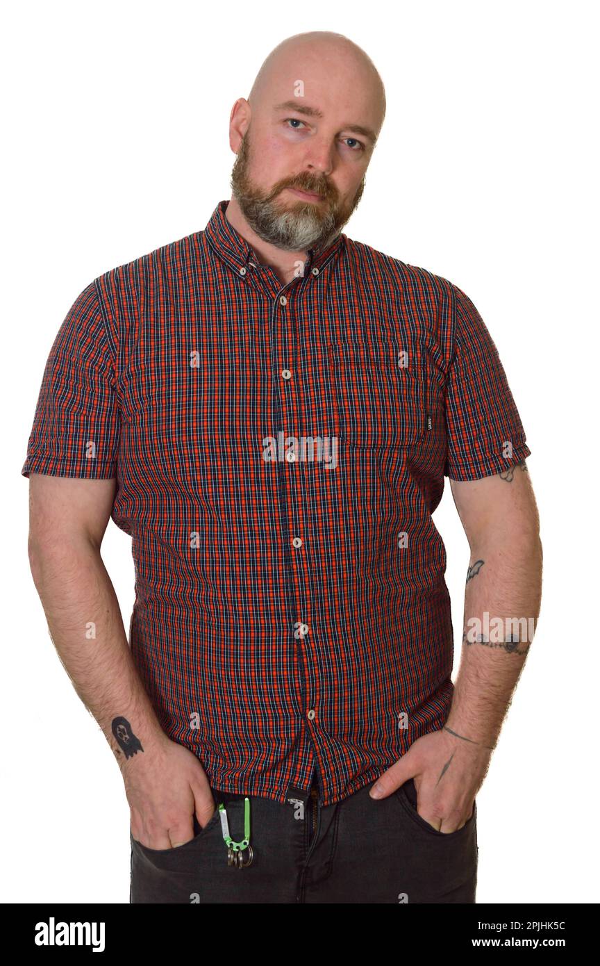 Skinhead tatuato con barba in camicia a quadri su sfondo bianco Foto Stock