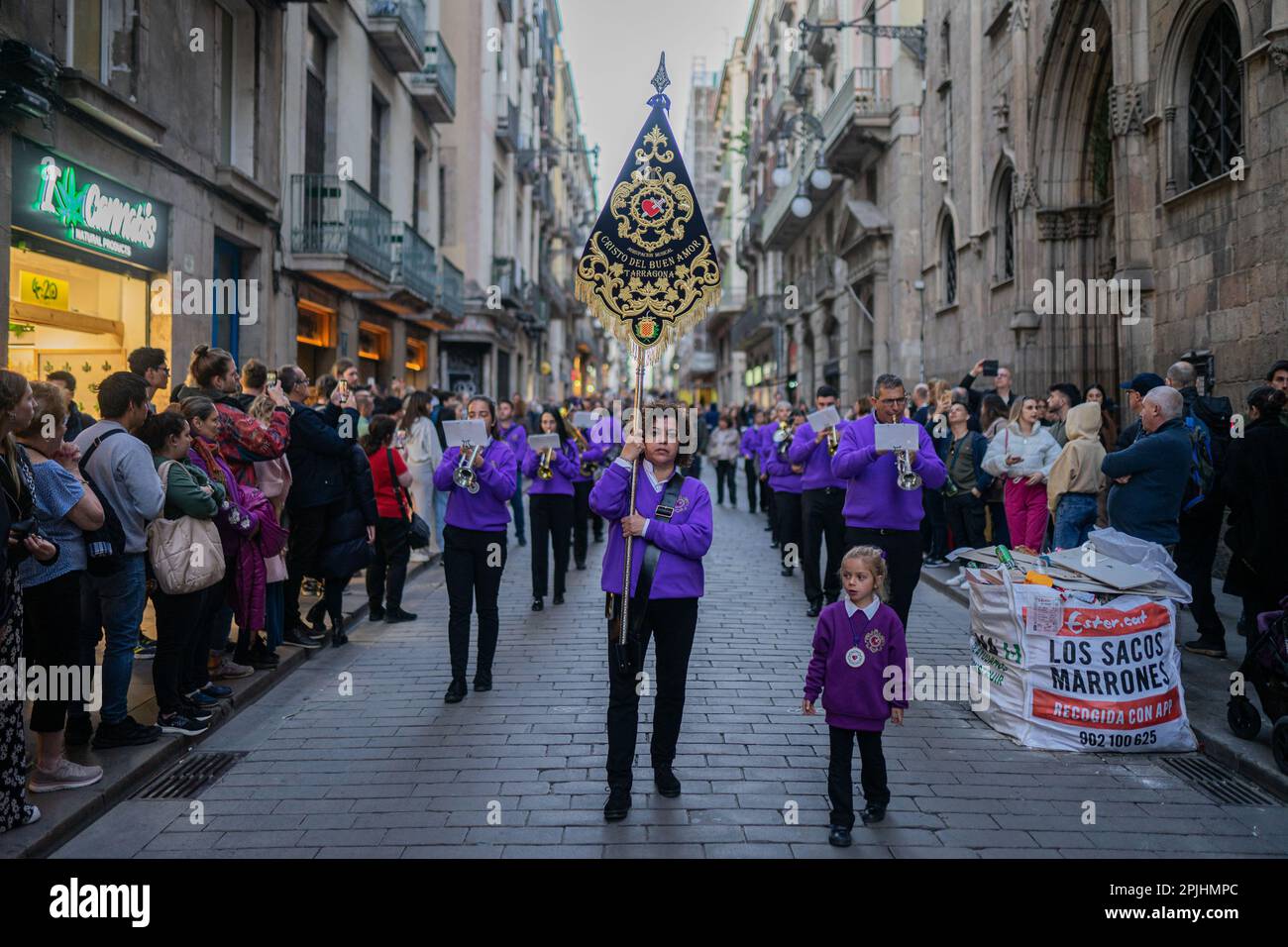 Barcellona, Barcellona, Spagna. 2nd Apr, 2023. La Processione della buona morte passa per il centro di Barcellona durante la Domenica delle Palme della settimana Santa. La settimana Santa è la commemorazione cristiana annuale della Passione di Cristo. (Credit Image: © Marc Asensio Clupes/ZUMA Press Wire) SOLO PER USO EDITORIALE! Non per USO commerciale! Foto Stock