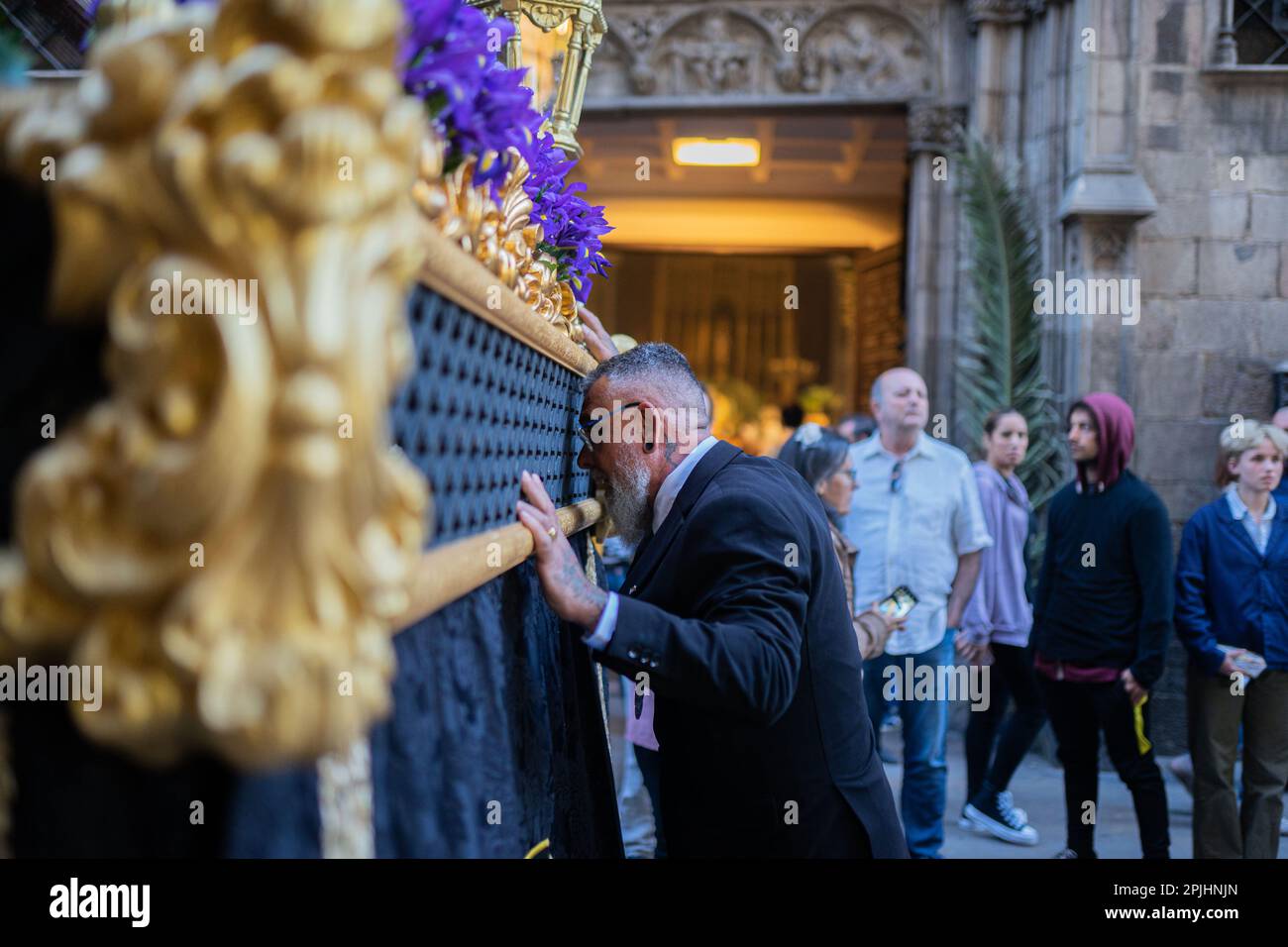 Barcellona, Barcellona, Spagna. 2nd Apr, 2023. La Processione della buona morte passa per il centro di Barcellona durante la Domenica delle Palme della settimana Santa. La settimana Santa è la commemorazione cristiana annuale della Passione di Cristo. (Credit Image: © Marc Asensio Clupes/ZUMA Press Wire) SOLO PER USO EDITORIALE! Non per USO commerciale! Foto Stock