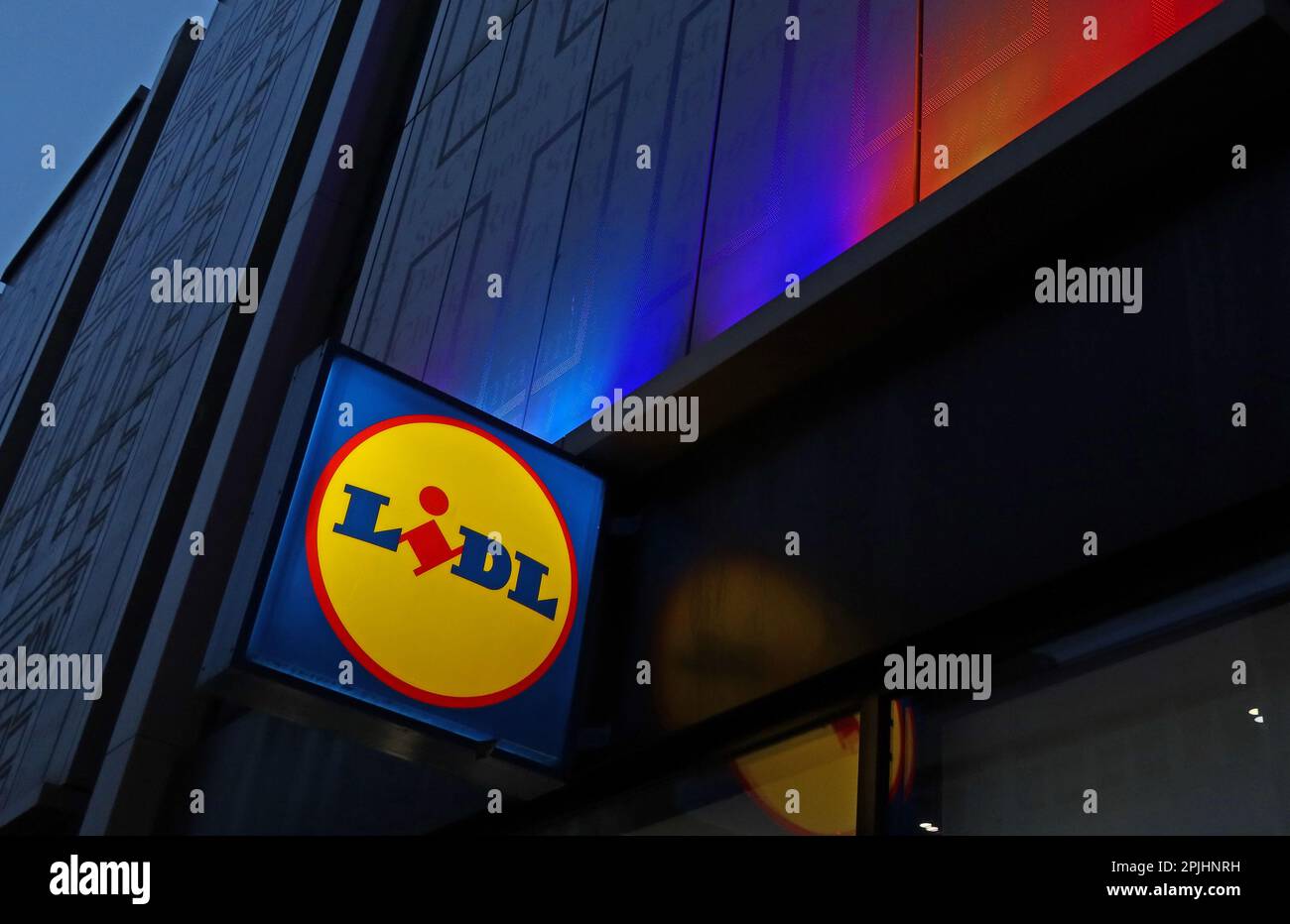 Lidl negozio di catena alimentare supermercato, al crepuscolo, Lime Street, Liverpool, Merseyside, INGHILTERRA, REGNO UNITO, L1 1JQ Foto Stock