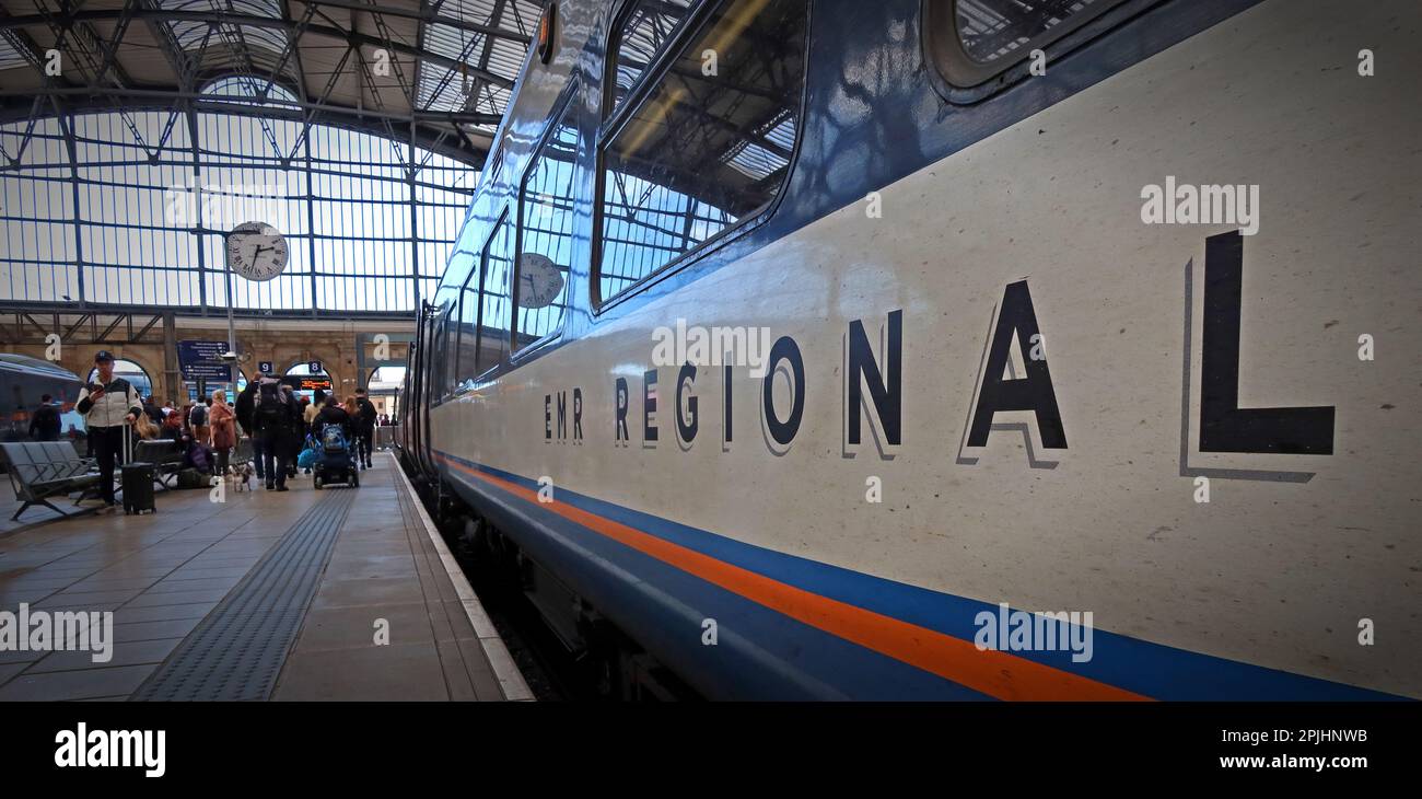 EMR Regional (East Midlands Regional) Train Carriage alla piattaforma della stazione di Lime St, Liverpool, Merseyside, Inghilterra, Regno Unito, L1 1JD Foto Stock