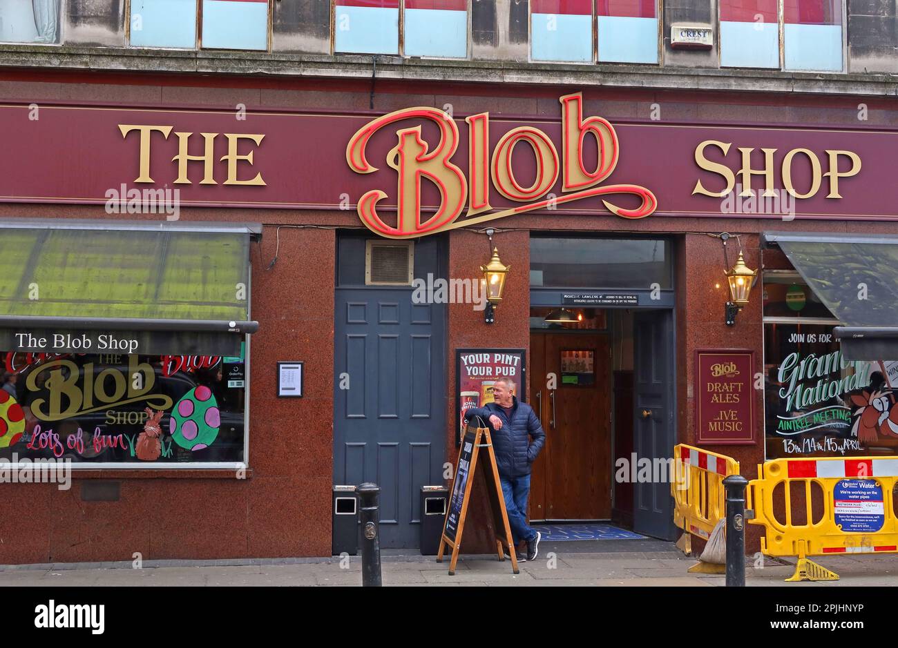 Yates's Wine Lodge - The Blob Shop, pub a Great Charlotte Street, Liverpool, Merseyside, Inghilterra, Regno Unito, L1 1HU Foto Stock