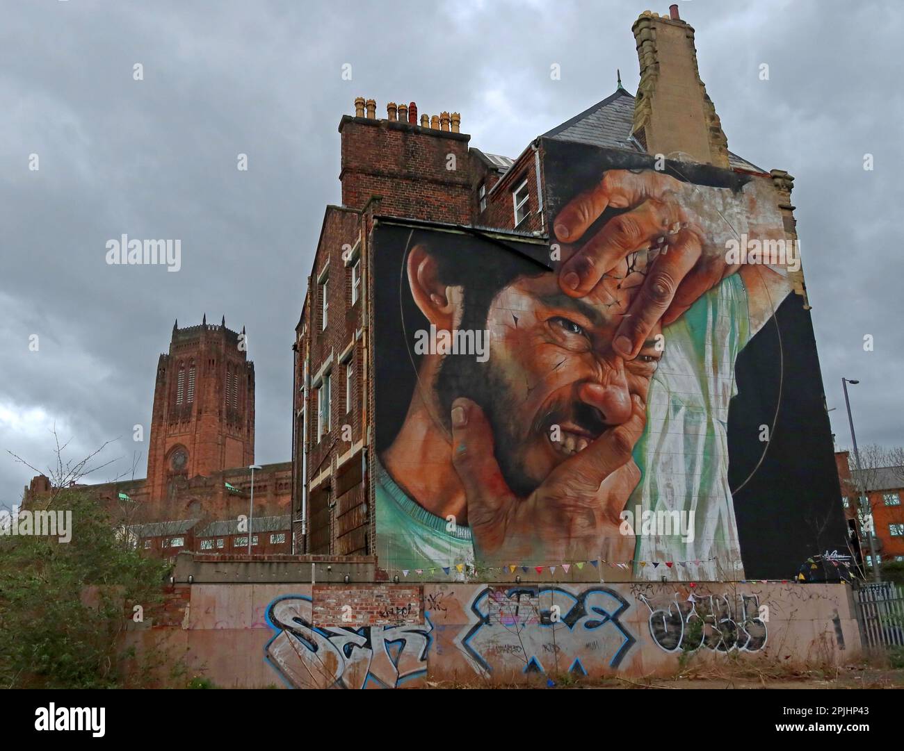 Liam Bononi, artista di strada brasiliano - Hands, 3-4 Great George Place, Liverpool, Merseyside, Inghilterra, Regno Unito, L1 7AG, con la cattedrale anglicana alle spalle Foto Stock