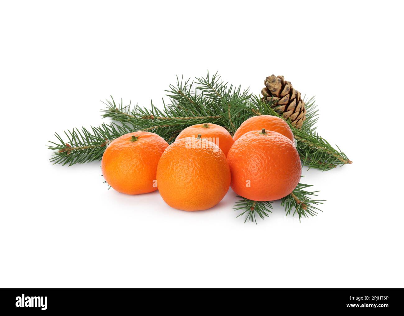 Bella composizione con tangerini maturi, rami di abete verde e cono su fondo bianco Foto Stock
