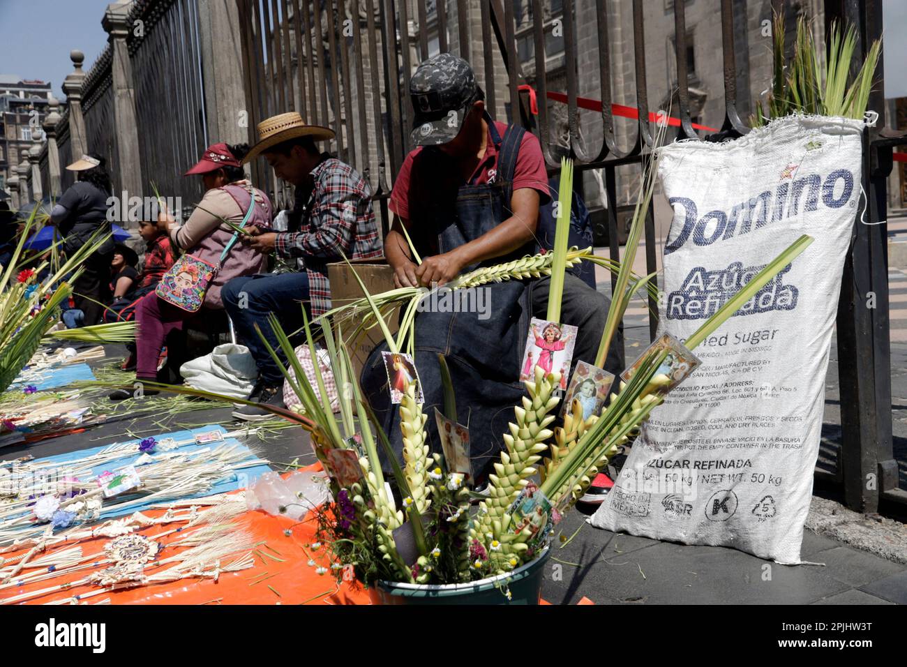 Città del Messico, Messico. 2nd Apr, 2023. Gli artigiani offrono vari articoli religiosi durante il ''Domingo de Ramos'' presso la Cattedrale Metropolitana come parte delle feste della settimana Santa a Città del Messico. Il 2 aprile 2023 a Città del Messico, Messico (Credit Image: © Luis Barron/eyepix via ZUMA Press Wire) SOLO PER USO EDITORIALE! Non per USO commerciale! Foto Stock