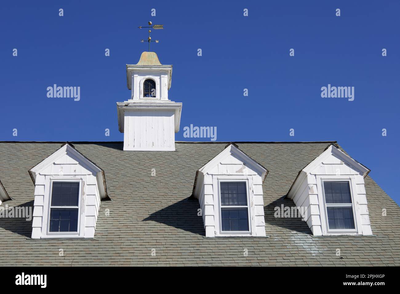 Cima dell'edificio a East Haddam, Connecticut, USA con finestre dormitorio bianche, tetto e torre con weathervane Foto Stock